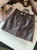 Falda de línea A moderna estilo coreano para mujer, nueva colección otoño 2026, de cintura alta, adelgazante, cuero PU, falda corta ajustada a la cadera, viene con cinturón