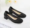 Atacado 2025 verão couro raso sapatos femininos salto grosso strass gaze respirável bico quadrado pequeno respirável sapatos de mãe