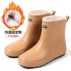 Botas de Chuva Moda Masculina Cano Curto Impermeáveis Sapatos Baixos Antiderrapantes Resistentes ao Desgaste com Forro de Lã Cozinha Trabalho Pesca Planas Botas de Chuva