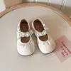 Sapatos de couro pequenos estilo britânico 2026 Primavera/Outono Novos Sapatos de Princesa com Bico Redondo Baixos para Meninas Sapatos Individuais Plissados com Pérolas