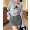 Suéter de Punto Corto con Bordado de Estrella de Color Contrastante y Cuello Redondo para Mujer, Estilo Nuevo de Otoño e Invierno, Ceñidor de Cintura, Versátil