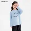 Camiseta de manga comprida para meninas, nova coleção de outono 2026, camada interna branca para crianças, perfeita para primavera e outono, uma blusa muito estilosa