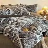 Conjunto de quatro peças em pele de coelho grau A, apresentando a cor Melard, edredom de alta densidade, forrado com fleece e espesso, juntamente com um conjunto de três peças em veludo de leite para aquecimento e um lençol com elástico