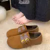 Sapatos femininos estilo Birkenstock, totalmente fechados, em couro genuíno, coleção outono 2026, com design de biqueira falsa, cabedal em pele de porco, estilo Mary Jane e estampa de leopardo