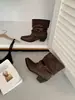 Botas Femininas de Salto Grosso 2026 Outono/Inverno Novo Design de Nicho Botas de Cano Curto com Salto Grosso Plissadas