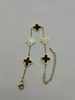 Pulsera para mujer de acero inoxidable con trébol de cuatro hojas tipo explosión, simple y avanzada, no se decolora, temperamento de nicho de lujo ligero, venta directa de fábrica