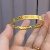 Pulsera Cerrada de Trébol de Cuatro Hojas de la Suerte para Mujer, Mismo Estilo que en Joyerías, Color Duradero, Lujo Ligero, Accesorio de Joyería de Moda y Versátil