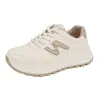 Tênis Chunky de Couro Estilo 'Dad Shoes' para Mulheres 2026 Primavera e Outono Novos Sapatos Casuais Esportivos Antiderrapantes Aumentadores de Altura com Solado Macio Brancos Venda por Atacado