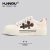 Tênis de Lona com Solado Grosso Universal para Mulheres, Novo Design de Nicho Verão 2026 Tênis Flor de Ameixa, Tênis Esportivos Casuais Brancos