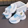 Zapatillas deportivas para niñas, nuevos zapatos de malla de verano, antideslizantes, transpirables, con velcro, para niños mayores y niñas, zapatillas de correr a la moda y versátiles
