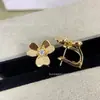 Pendientes de Botón Fendi Versión de Alta Gama Trébol con Diamante Individual y Pétalos, Aguja de Plata Incrustada de 18 Quilates, Versátiles Pendientes Florales de Alta Gama
