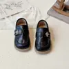 Zapatos de cuero estilo británico para niños 2026 primavera y otoño nuevos versión coreana versátiles hebilla cuadrada zapatos de vestir para niñas pequeñas y niños