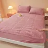 Saia de cama acolchoada de veludo cristal Classe A bordado duplo C quente de veludo curto cobertura de cama acolchoada protetor de colchão saia de cama semi-coberta de veludo de leite