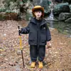 Jaqueta com Capuz para Meninos Primavera Outono 2026 Nova Jaqueta de Ski Três em Um Infantil Conjunto de Duas Peças Outono Inverno Moda de Outono para Meninos
