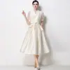 Foto Real de um Elegante Vestido de Cetim com Decote em V e Mangas Bufantes, Cintura com Amarração, Modelo Evasê Emagrecedor com Bordados Florais