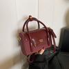 Bolso bandolera pequeño cuadrado portátil de color sólido con textura de nicho de otoño e invierno para mujer, nueva moda 2024, retro, combina con todo