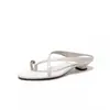 Versão em couro de vaca ~ design confortável de gato com salto grosso chinelos padrão crocodilo lazer férias sapatos de praia sandálias femininas