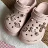 Acessórios para Sapatos Croc para Meninas, Laço Xadrez, Pingentes de Gato para Sapatos, Fivelas de Sapato de Resina, Desenhos Animados Fofos Atacado Itens da Moda