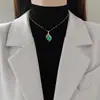 [Aço Titânio] Colar Verde Vazado de Luxo Leve Totalmente Cravejado para Mulheres Corrente de Clavícula Mais Fácil de Combinar Corrente de Aço Titânio