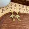 Novos brincos em estilo chinês, personalizados, em formato de leque, vazados, cravejados com diamantes, com laço retrô, caractere da sorte e design de gota, apresentando um pingente estiloso para mulheres