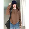Suéter gris estilo colegial con cuello polo para mujer, nuevo modelo primavera y otoño 2025, corte holgado, adelgazante, top de punto versátil de manga larga