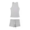 Top regata sexy sem mangas estilo americano, camisole curta de cintura alta justa ao corpo, shorts esportivos fitness de cintura baixa com cordão que abraçam o quadril
