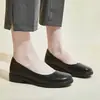 Sapatos de trabalho para comissárias de bordo de bico redondo, sapatos femininos de couro preto, com sola macia, antiderrapantes, de sola grossa, sapatos baixos profissionais, confortáveis para o trabalho, recepção e uso diário