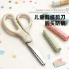 Tijeras infantiles de fábrica original con logo personalizado, tijeras para manualidades para estudiantes, tijeras de seguridad de cabeza redonda para jardín de infantes con funda