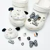 Decoraciones de zueco de dibujos animados abeja linda piña accesorios DIY hebillas de zapato dijes para zapatos versátil transfronterizo en stock al por mayor