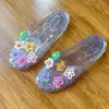Sapatos de gelatina da moda para mulheres, estilo coreano, sapatos de bico aberto com acessórios florais, chinelos baixos, chinelos de praia transparentes de cristal