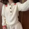 Nueva colección otoño-invierno 2026 para niñas estilo coreano: Suéter de punto color blanquecino con cuello polo y pantalones casuales de lana de cordero para niñas pequeñas