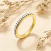 Anel Personalizado e Fashionável de Dedo Indicador com Cristais em Linha Única, Estilo Luxo Leve, Design Céu Estrelado, Anel de Aço Inoxidável Banhado a Ouro 18K Atacado
