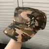 Gorra de hípica de ala plana con estampado de leopardo y remaches tachonados, gorra de vendedor de periódicos vintage desgastada de alta gama, gorra de mujer moderna y única