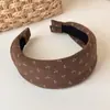 Diadema vintage pequeña floral de ala ancha para mujer, otoño e invierno, diadema alta de esponja, accesorio para el cabello de tela suave que hace que la cara se vea más pequeña