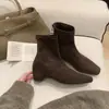 Primeiro Encontro: Botas Femininas de Camurça Slim-Fit com Salto Bloco, Nova Coleção Outono/Inverno 2026, Botas Curtas Pretas com Salto Bloco e Bico Quadrado