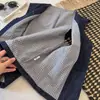 Chaleco de mezclilla con botones, cuello en V y estampado a cuadros de nicho estilo japonés para mujer, nueva colección otoño 2026, casual, versátil, moderno para usar en capas