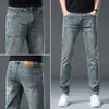 Jeans Delgados de Verano 2025 para Hombre Estilo Hong Kong Clásico Retro Moda Popular Versátil Ajuste Delgado Pantalones Largos para Pies Pequeños