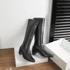 Botas altas retro de gamuza con punta cuadrada para mujer, nuevo estilo otoño/invierno, con diseño interior para aumentar la altura, cierre de cremallera en la parte trasera y una silueta ajustada.