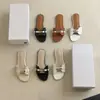 Elegantes y ultrasuaves sandalias planas blancas con estampado de cocodrilo para mujer, diseño de punta abierta primavera-verano 2026 con una pequeña hebilla dorada, modelo nuevo
