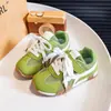 Diseño de bloques de color moderno y único para zapatillas de entrenamiento alemanas para niñas, nueva colección primavera y otoño 2026 para niños, suela suave, ligeras, versátiles, zapatos casuales