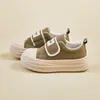 Tênis Brancos Estilo Coreano Ins Novos para Estudantes Femininas da Primavera, Sapatos Esportivos Casuais com Solado Grosso que Aumentam a Altura Xq-T2682
