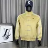 Nova jaqueta esportiva de botões estilo chinês para homens, com gola alta, três listras e um design retro de terno Tang, adequada para uso casual na primavera e no outono.