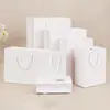 Bolsa de Papel Kraft Bolsa de Mão Embalagem Manual Sacola de Presente Sacola de Presente Loja de Roupas Presentes Roupas Femininas Impressão de Logo