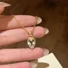 Joyería Retro Japonesa Tipo Bendición Poción Mágica Luz Colgante de Poción Lujo Incrustado Gota de Agua Forma de Pera Diamante de Alto Carbono Collar para Mujeres