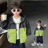 Chaqueta fina con capucha para niño de primavera y otoño 2026 nueva elegante cortavientos infantil casual versátil top moderno