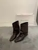 Bota de Salto Grosso Quadrada First Encounter Sazonal 2026 Outono/Inverno Nova Fivela de Cinto Bota de Cano Curto Retrô Emagrecedora Moda Curta