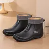 Botas de chuva femininas da moda, perfeitas para uso no trabalho e na cozinha, apresentando sola antiderrapante, material ultrassuave, design de corte baixo e propriedades resistentes a odores. Estas são galochas de chuva para adultos femininas, também adequadas como sapatos casuais.