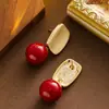 Brincos de Pérola Redondos Vermelhos Brilhantes Estilo Pequeno Perfume Elegante e Requintado Acessórios de Luxo Acessível Brincos Personalizados de Alta Qualidade para Mulheres
