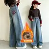 Calça Jeans Forrada com Fleece para Meninas 2026 Novidades de Inverno Calça Wide Leg com Bordado de Coração Calça Longa Quente de Fleece Infantil Tamanho Médio e Grande