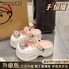 Sapatos Macios com Furos e Sola Super Grossa Femininos Verão 2025 Nova Moda Sandálias Fechadas Cartoon para Uso Externo